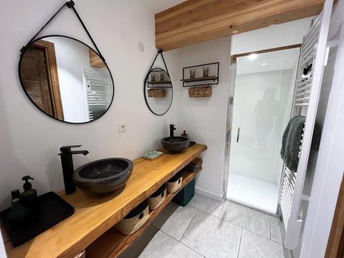 une salle de bain avec deux lavabos et un miroir dans l'établissement Appartement chaleureux, 3 chambres, terrasses, parking - FR-1-598-108, aux Gets