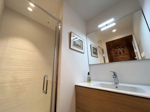 Appartement chaleureux avec WIFI et parking, proche pistes, 6 pers.