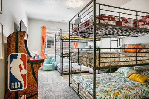 Ce dortoir comprend des lits superposés et un skateboard. dans l'établissement Zion Village Elements 2, Private Backyard Hot Tub, à Hurricane
