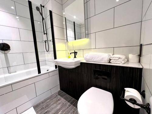 bagno con servizi igienici e lavandino di Hotel Apartment Two Bedroom Ferrum Wembley Park a Londra