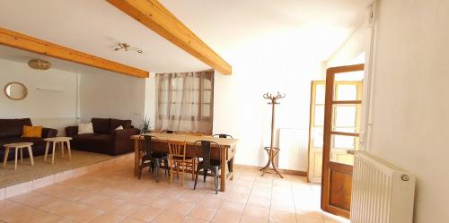 ein Wohnzimmer mit einem Tisch und einem Sofa in der Unterkunft Gite Puy De Dôme in Aydat