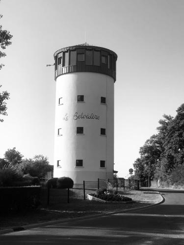 un château d'eau avec le mot excellence qui y est écrit dans l'établissement Appartement 1 chambre, à Pouilly-sur-Loire
