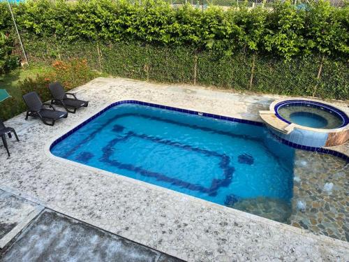 - une piscine avec des toilettes au milieu dans l'établissement Finca del profe, à Santa Fe de Antioquia