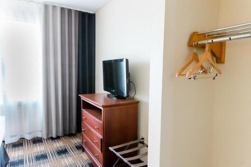 a room with a tv on a dresser in a hotel room at Country Inn & Suites by Radisson, Helen, GA in Helen