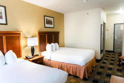 a hotel room with two beds and a lamp at Country Inn & Suites by Radisson, Helen, GA in Helen