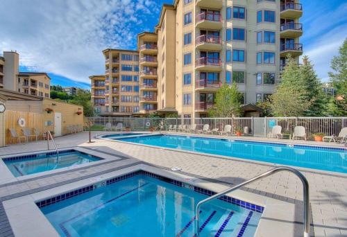 uma piscina em frente a um edifício de apartamentos em True Ski-in Ski-Out Luxury 3bd with huge views em Steamboat Springs