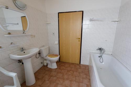 y baño con lavabo, aseo y bañera. en Chata Lomnice U Potoka, en Lomnice