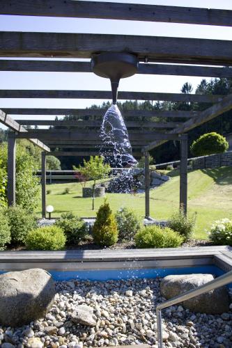 a fountain in the middle of a garden at Hotel-Restaurant Liebnitzmühle in Raabs an der Thaya