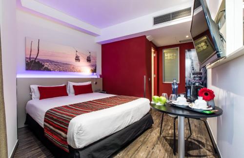 a hotel room with a bed and a table at Leonardo Boutique Hotel Barcelona Sagrada Familia in Barcelona