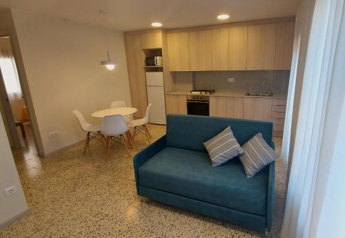 sala de estar con sofá azul y mesa en Apartaments Martí, en La Pobla de Segur
