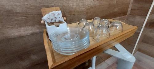 une table avec un tas de bocaux en verre dessus dans l'établissement Visconde de Estoi, à Faro