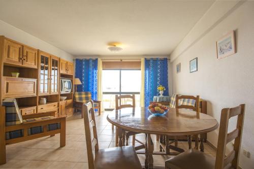 a kitchen and dining room with a table and chairs at Candirocha Mira Sol in Portimão