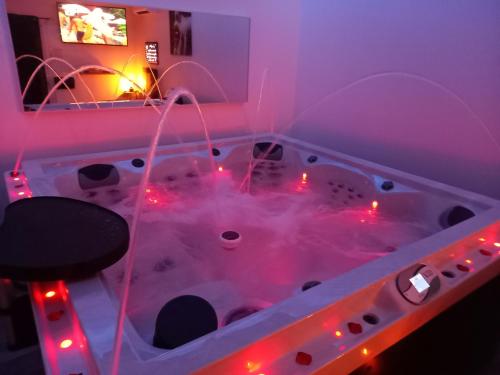 um quarto com uma banheira com luzes em Cocoon Douce Heure em Bas-Warneton