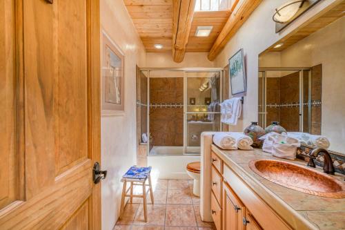 uma casa de banho com um lavatório, um WC e uma banheira em Casa Olufsen em Taos