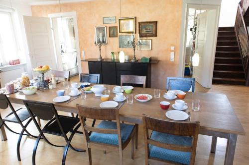 comedor con mesa y sillas en villaflora Gästehaus en Riedlingen