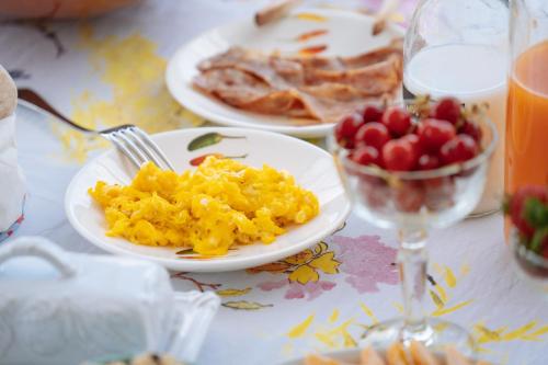 un tavolo con piatti di cibo e un bicchiere di vino di Casa d'Arcã ad Alijó