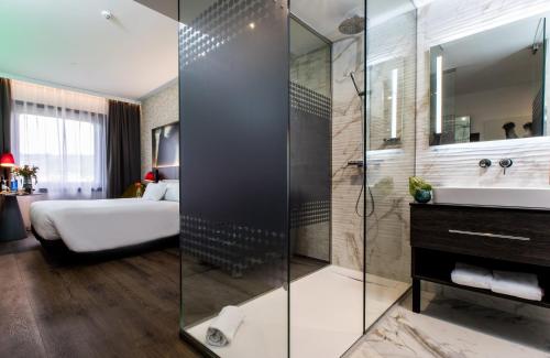 Koupelna v ubytování NYX Hotel Bilbao by Leonardo Hotels