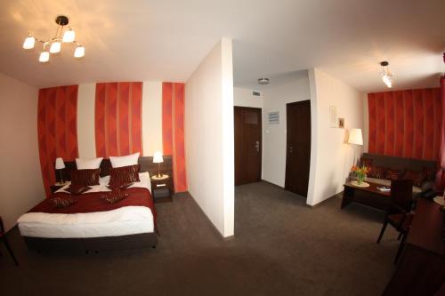 Postel nebo postele na pokoji v ubytování Hotel Kosmonauty Wrocław-Airport