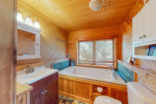een badkamer met een bad, een wastafel en een toilet bij Kismet in North Hero