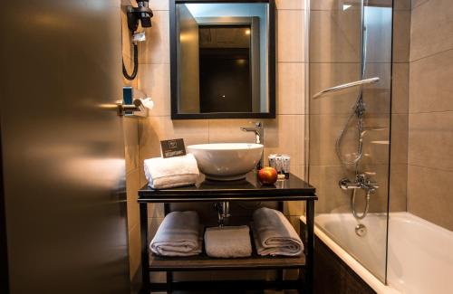 La salle de bains est pourvue d'un lavabo, d'une douche et d'une baignoire. dans l'établissement NYX Hotel Madrid by Leonardo Hotels, à Madrid