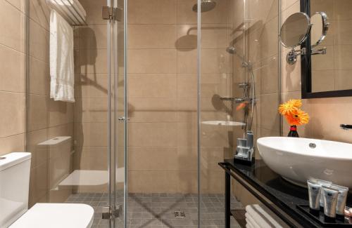 Ένα μπάνιο στο NYX Hotel Madrid by Leonardo Hotels