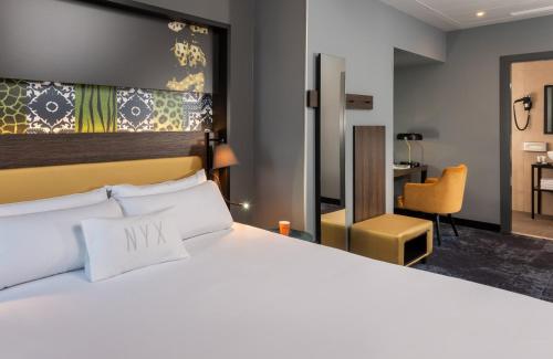 Ένα ή περισσότερα κρεβάτια σε δωμάτιο στο NYX Hotel Madrid by Leonardo Hotels