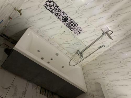 baño con lavabo blanco en una encimera de mármol en Villa luxueuse - Odza - Yaoundé, en Yaoundé