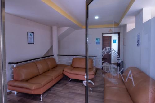 a living room with a couch and two chairs at Hotel Boutique Mardeka in Orizaba