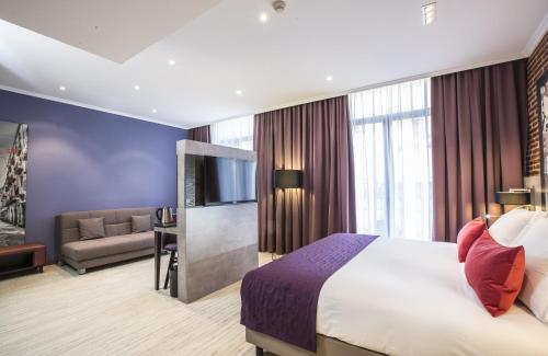 Letto o letti in una camera di Leonardo Hotel Barcelona Las Ramblas