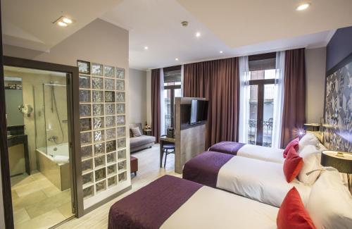 Letto o letti in una camera di Leonardo Hotel Barcelona Las Ramblas