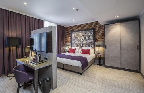 Letto o letti in una camera di Leonardo Hotel Barcelona Las Ramblas