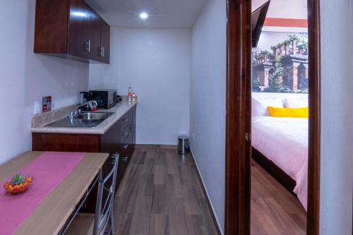 a kitchen with a sink and a bed in a room at Hotel Boutique Mardeka in Orizaba