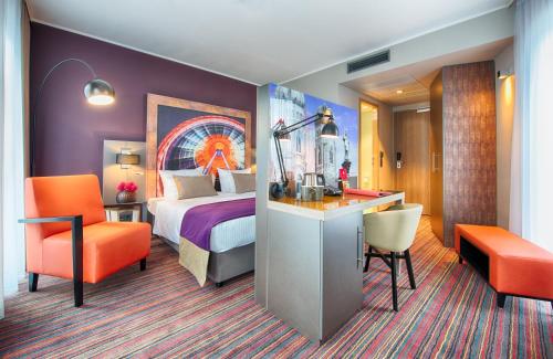 een hotelkamer met een bed en een bureau bij Leonardo Hotel Munich City South in München