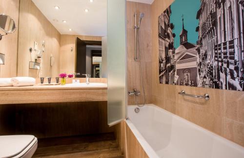 馬德里的住宿－馬德里萊昂納多精品酒店，带浴缸、卫生间和盥洗盆的浴室