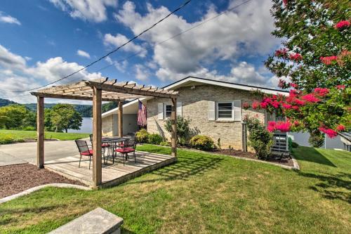 Zahrada ubytování Lakefront Hiwassee Home with Private Dock and Deck!