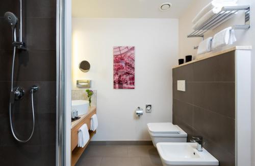 NYX Hotel Milan by Leonardo Hotels في ميلانو: حمام مع مرحاض ومغسلة ودش