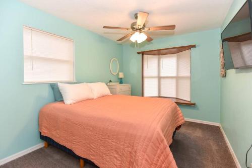 1 dormitorio con 1 cama y ventilador de techo en Tropical Hideaway, en Port Orange