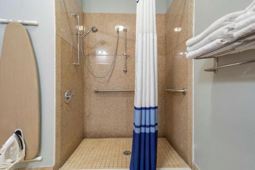 y baño con ducha y cortina azul y blanca. en Best Western Wakulla Inn & Suites en Crawfordville