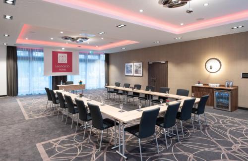 a conference room with a long table and chairs at Leonardo Hotel Bad Kreuznach in Bad Kreuznach