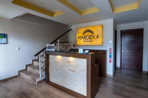 a lobby with a staircase and a sign on the wall at Hotel Boutique Mardeka in Orizaba