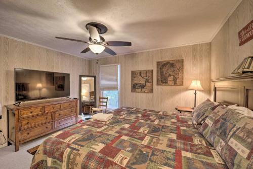 een slaapkamer met een bed en een plafondventilator bij Cabin Retreat with Hot Tub and Amazing Mountain Views! in Beech Mountain