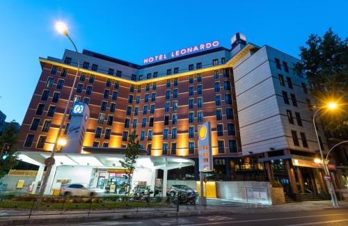 un bâtiment d'hôtel avec un panneau en haut dans l'établissement Leonardo Hotel Madrid City Center, à Madrid