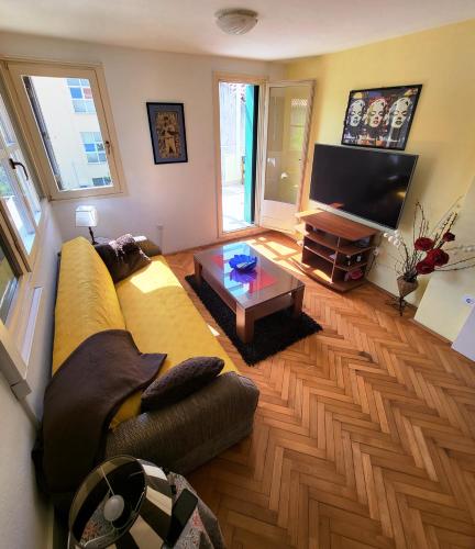 Zee Apartment