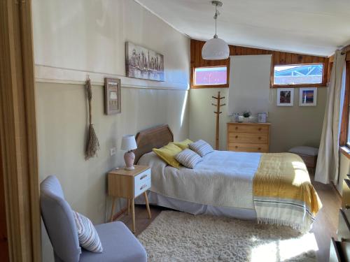 1 dormitorio con 1 cama y 1 silla en Casa campestre Valle del Elqui, en Diaguita