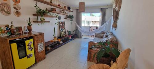 a living room with a couch and a table at Apartamento à beira-mar: ideal para famílias . in Ilhéus