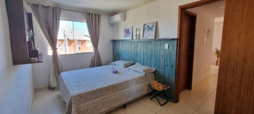 um quarto com uma cama e um armário azul em Apartamento à beira-mar: ideal para famílias . em Ilhéus