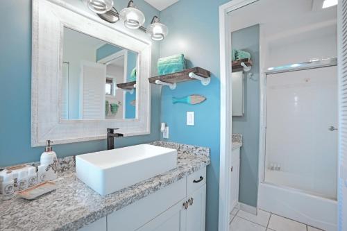 W łazience znajduje się biała umywalka i lustro. w obiekcie View House Tower! w mieście Princeville