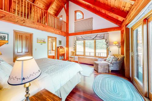ラッドローにあるLudlow Treasureの木製の天井の客室で、ベッドルーム1室(大型ベッド1台付)