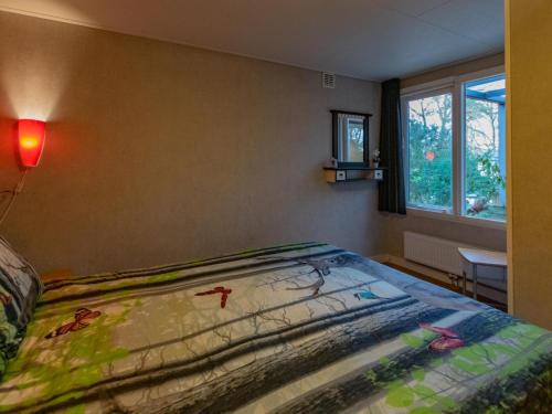 Un dormitorio con una cama con una pintura. en Berghuisje, en Uden