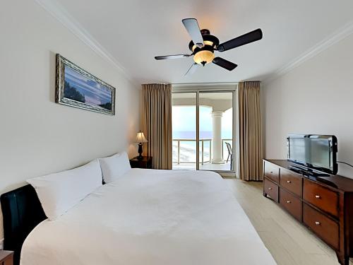 1 dormitorio con 1 cama y ventilador de techo en Portofino Island Resort 3-1209, en Pensacola Beach